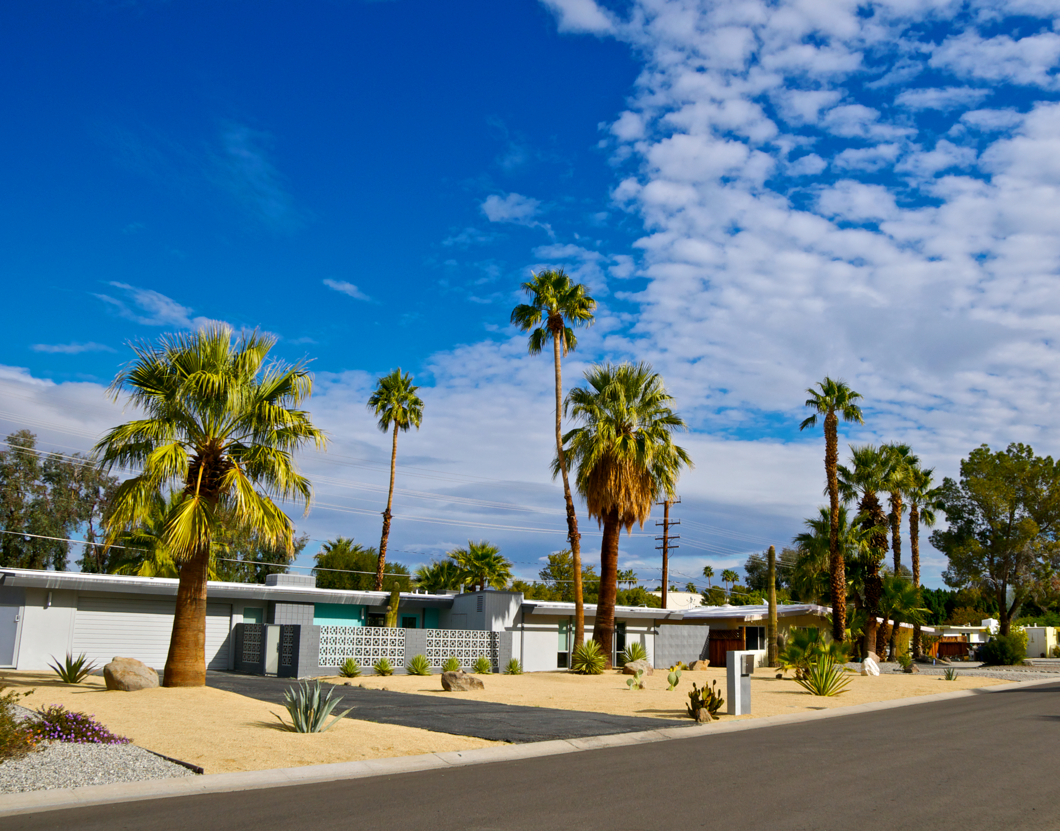 Mid-Century Modern architectural style home with a flat roof in Las Vegas, NV. 